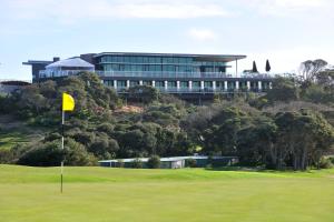 波特西Mercure Portsea & Portsea Golf Club的一座高尔夫球场,其建筑背景为: