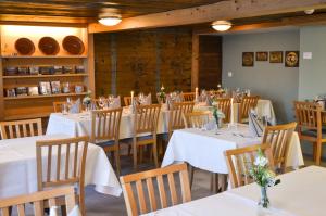 HembergGasthaus Löwen的用餐室配有白色的桌子和木椅