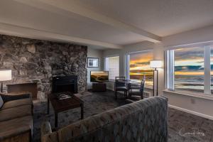 弗洛伦斯浮木海岸度假酒店的带沙发和石墙的客厅