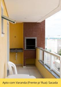 邦比尼亚斯多纳奈美住宿公寓的客房设有带电视和壁炉的阳台。