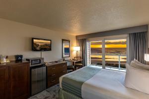 弗洛伦斯浮木海岸度假酒店的酒店客房设有一张床,享有海景。