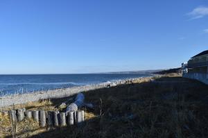 马塔讷海上凉亭里奥托酒店的一个带栅栏的海滩和大海
