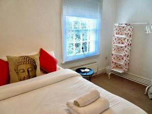 布莱顿霍夫Charming Cottage & Garden - central Brighton!的一间卧室,配有一张带头部雕像的床