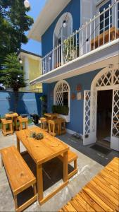 圣保罗Angatu Hostel的一个带木桌的庭院和蓝色的建筑