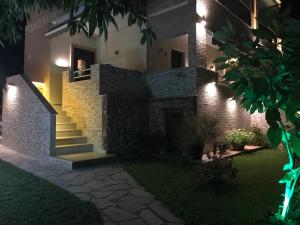 沃尔沃罗Anna - Tsiara paradise studios的一座房子,晚上在院子里有楼梯