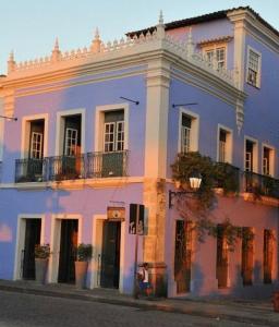 萨尔瓦多巴西亚咖啡酒店的街道边的蓝色和白色建筑