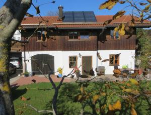希格斯多夫Ferienwohnungen Wolfgang Geistanger的屋顶上有一个太阳能屋顶的房子