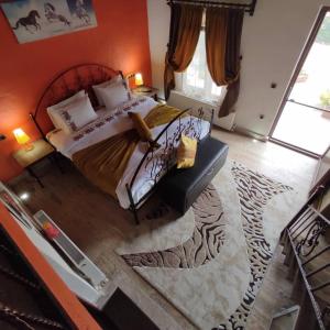 阿瓦诺斯Ipekyolu Garden的一间卧室配有一张大床和地毯。