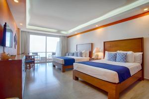 巴亚尔塔港The Paramar Beachfront Boutique Hotel With Breakfast Included - Downtown Malecon的酒店客房设有两张床和一个阳台。