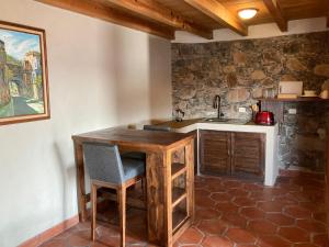 SantiaguilloEl Faro Hotel Retreat的厨房配有木桌和水槽。