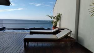 萨尔瓦多Apartamento Centro Histórico的阳台配有两把椅子,享有海景。