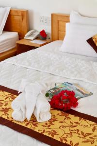 昆岛Khách sạn Thái Bình的一间酒店客房,床上有毛巾动物