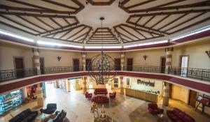 圣凯瑟琳摩根兰德霍利村酒店的享有大堂的顶部景致,设有大型天花板