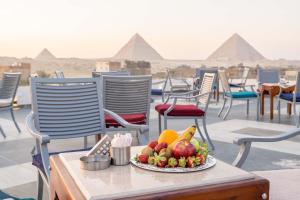 开罗Nine Pyramids View Hotel的金字塔底下桌子上的果盘