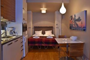 列维贝斯特韦斯特列维俱乐部公寓的小房间设有床和厨房