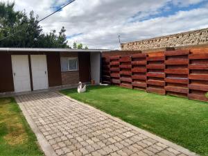 La ConsultaNueva Era Apart的后院设有挡墙和草坪