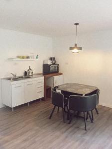 马德普拉塔弗列斯科山林小屋的厨房配有桌椅和水槽。
