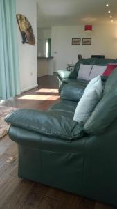 锡德茅斯Stoneleigh Village的客厅配有带枕头的沙发。