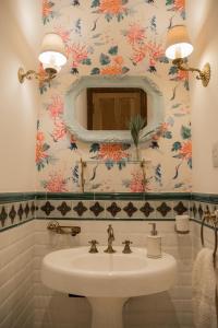 General VillegasVersión Moreno的一间带水槽和镜子的浴室