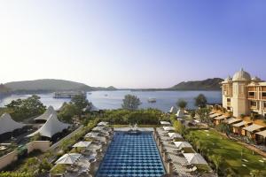 乌代浦乌代普尔里拉皇宫酒店的享有带游泳池的度假村的空中景致