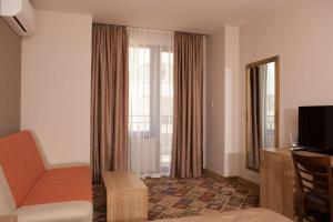 旧扎戈拉Hotel Motto的酒店客房设有椅子和窗户。