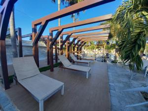 卡达斯诺瓦斯DiRoma resort Caldas Novas的坐在庭院里的一排白色椅子