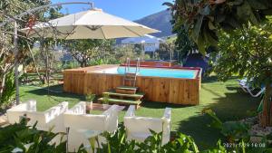 大加那利岛拉斯帕尔马斯Siempreviva的一个带桌椅和遮阳伞的游泳池
