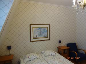 波里曼蒂卢奥托酒店的卧室配有一张床,墙上挂着一幅画