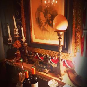 Labastide-dʼArmagnac雷帕茨别墅酒店的一张桌子,上面放有葡萄酒和一张照片