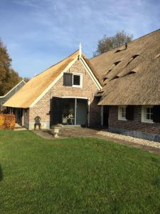 HardenbergDe Rheezer Kamer的茅草屋顶的大型砖屋