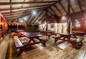 Colonia Dos RíosLa Anita Rain Forest的大房间设有木桌和长凳