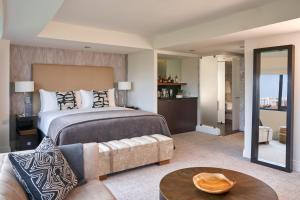 华盛顿杜邦环岛酒店的一间带大床的卧室和一间客厅