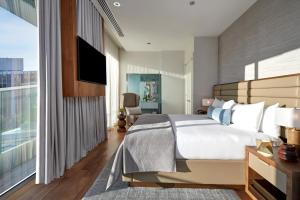 华盛顿杜邦环岛酒店的一间卧室设有一张大床和一个大窗户