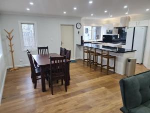 马斯特顿Brand New Home - Central Masterton的厨房以及带桌椅的用餐室。