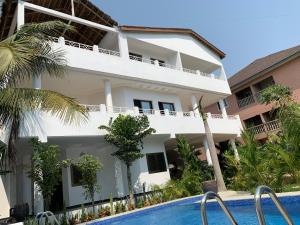 洛美Villa Luxury Baguida的一座别墅,在一座建筑前设有一个游泳池
