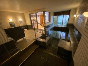 热海热海温泉惠旅馆的室内泳池,位于房子的地板上