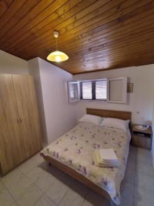 萨利Holiday home Nature park的一间卧室设有一张床和木制天花板
