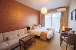 京都Stay SAKURA Kyoto Fuga的酒店客房,配有床和沙发