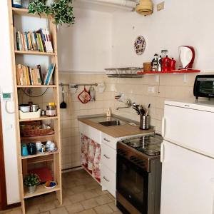 马里纳－迪拉文纳3 bedrooms house at Marina di Ravenna 400 m away from the beach with enclosed garden and wifi的一间带水槽和炉灶的小厨房