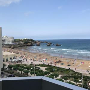 比亚里茨BIARRITZ Victoria Surf的享有海滩和大海的景色