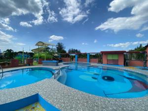 San NarcisoRedDoorz Plus @ Lhexlyn Resort San Narciso的蓝天度假村的游泳池