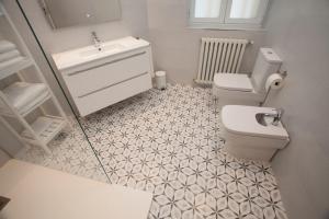 阿维拉La Casa de Mozo的浴室配有白色卫生间和盥洗盆。