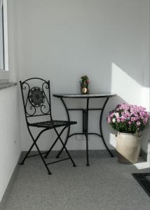 韦斯特尔堡FEWO Hof Elbbachtal的桌子和椅子旁边桌子和鲜花