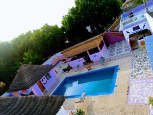 ToubakoutaNouvelle vision des coquillages CHEZ NABOU的享有带游泳池的度假村的空中景致
