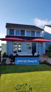 登乌弗Wierhooft 21的蓝色房子,上面有读到更好等待方的标志