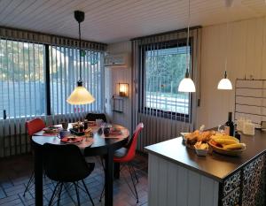 盖瑟Urhanen的厨房配有餐桌和食物
