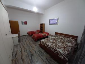 雷焦卡拉布里亚Bella Reggio的一间卧室配有床和两个红色枕头