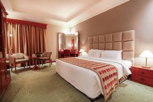 麦纳麦Panorama Hotel and Spa的一间大卧室,配有一张大床和一张书桌