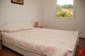 Gornja TrepčaGuesthouse Edelnice的白色卧室设有一张带窗户的床