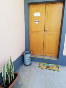 丰沙尔FX Pena的一间有盆栽和地毯的房间的门